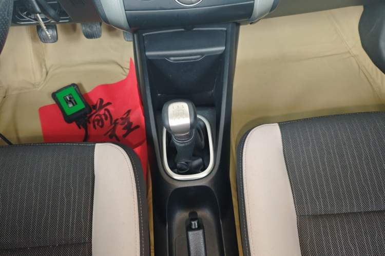 Used Venucia R50X 2015 1.6L Manual Luxury Edition Gear Lever