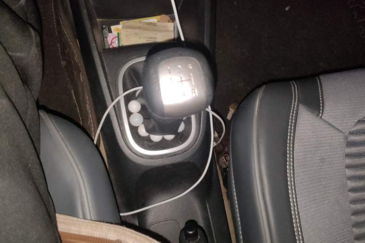 Used Venucia R50X 2015 1.6L Manual Luxury Edition Gear Lever