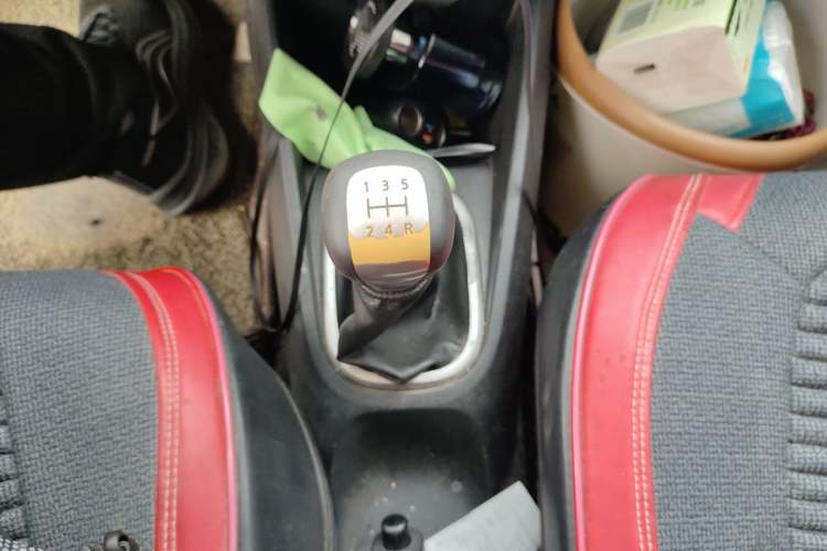 Used Venucia R50X 2015 1.6L Manual Trend Edition Gear Lever