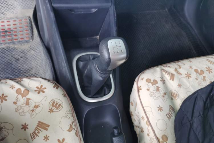 Used Venucia R50X 2015 1.6L Manual Trend Edition Gear Lever