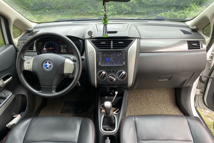 Used Venucia R50X 2015 1.6L Manual Luxury Edition Interior 1