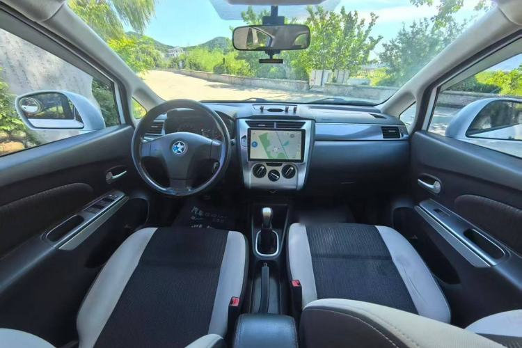 Used Venucia R50X 2015 1.6L Manual Trend Edition Interior 1