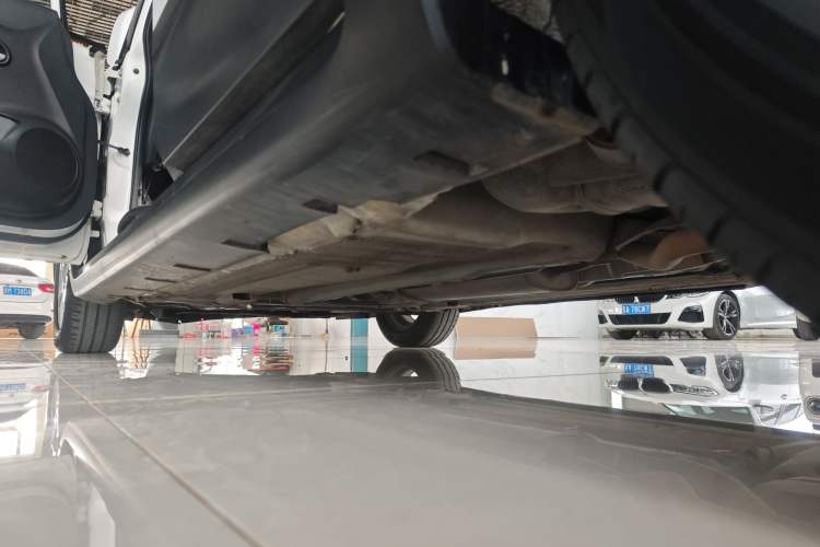 Used Venucia R50X 2015 1.6L Manual Luxury Edition Left Side Sill