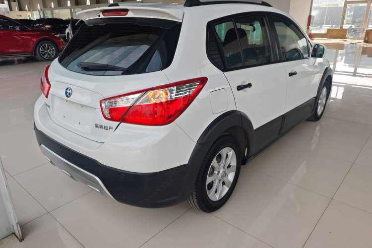 Used Venucia R50X 2015 1.6L Manual Luxury Edition Rear Right 45 Deg