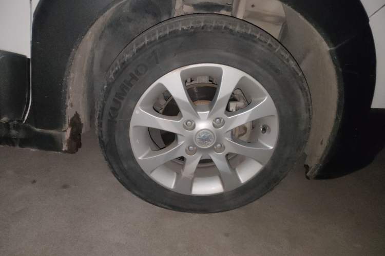 Used Venucia R50X 2015 1.6L Manual Luxury Edition Right Front Wheel Hub