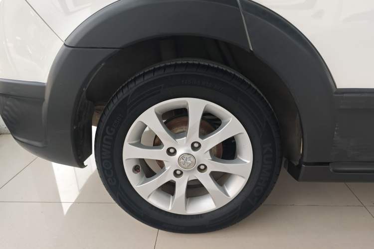 Used Venucia R50X 2015 1.6L Manual Luxury Edition Right Rear Wheel Hub
