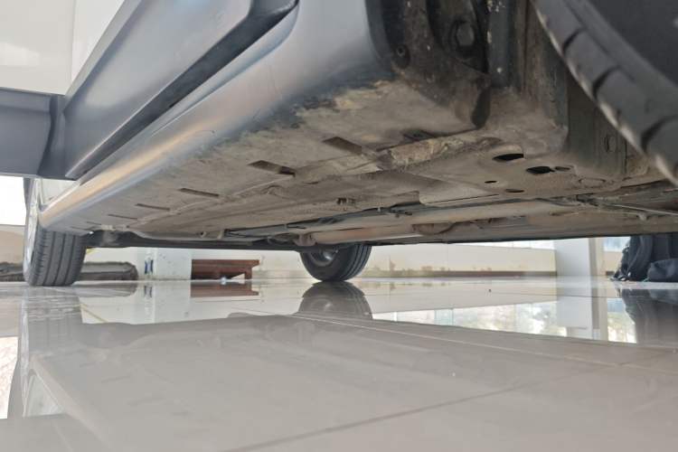 Used Venucia R50X 2015 1.6L Manual Luxury Edition Right Side Sill