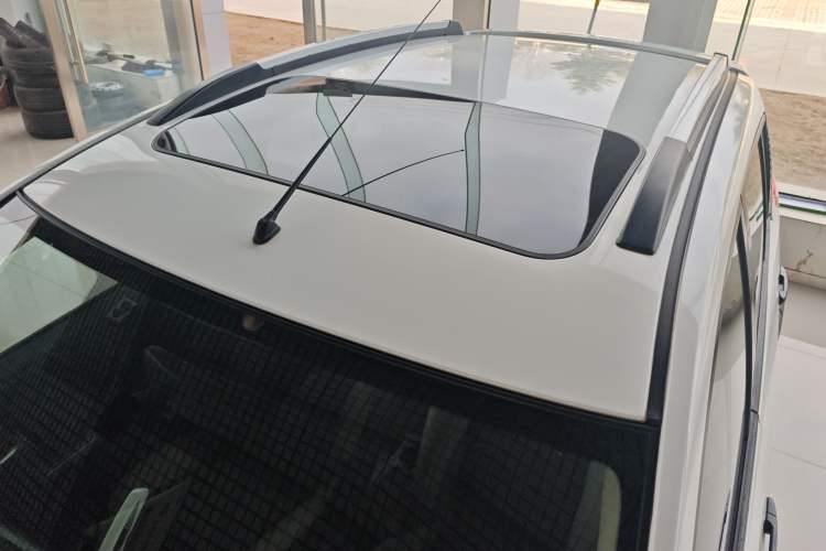 Used Venucia R50X 2015 1.6L Manual Luxury Edition Roof