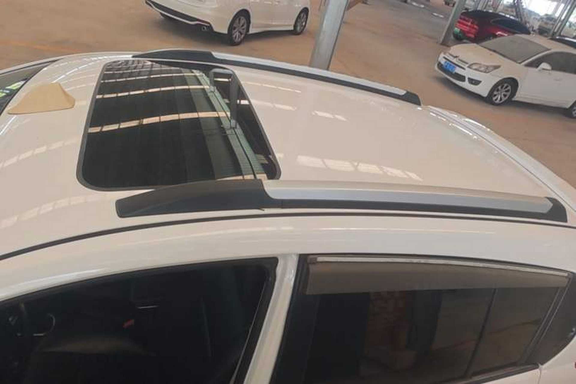 Used Venucia R50X 2015 1.6L Manual Luxury Edition Roof