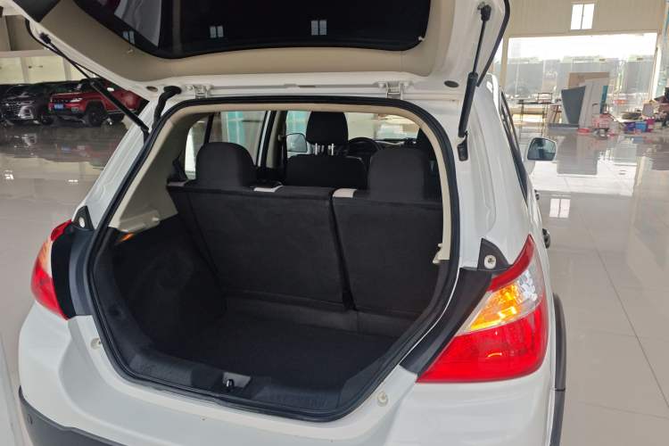 Used Venucia R50X 2015 1.6L Manual Luxury Edition Trunk