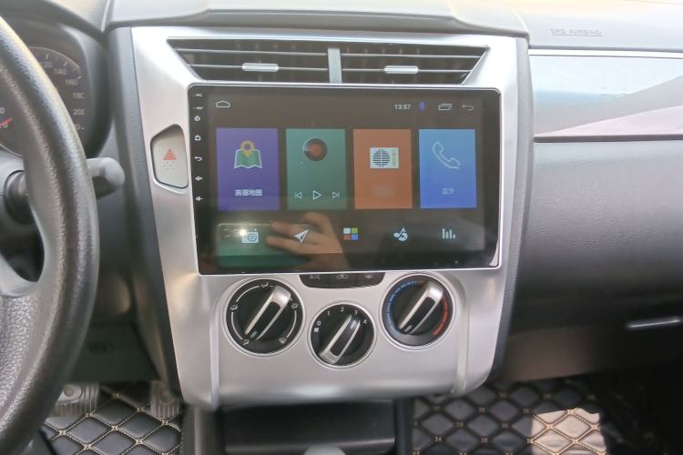 Used Venucia R50X 2015 1.6L Automatic Luxury Edition Audio And AC Panel