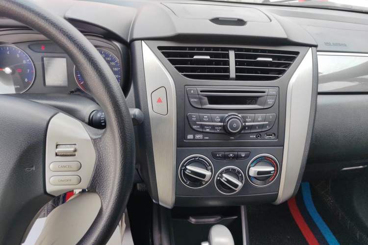 Used Venucia R50X 2015 1.6L Automatic Luxury Edition Audio And AC Panel