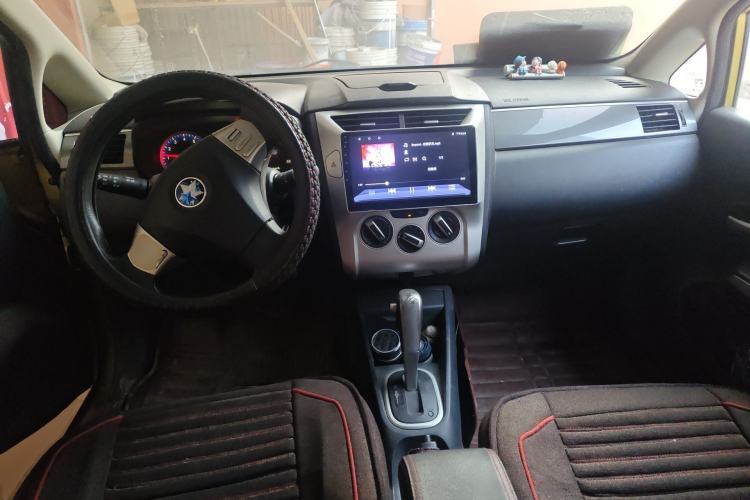Used Venucia R50X 2015 1.6L Automatic Luxury Edition Center Console