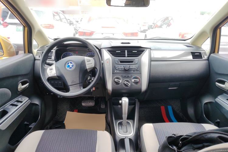 Used Venucia R50X 2015 1.6L Automatic Luxury Edition Center Console
