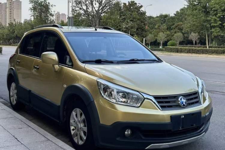 Used Venucia R50X 2015 1.6L Automatic Luxury Edition Exterior 2