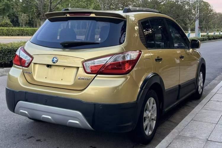 Used Venucia R50X 2015 1.6L Automatic Luxury Edition Exterior 3