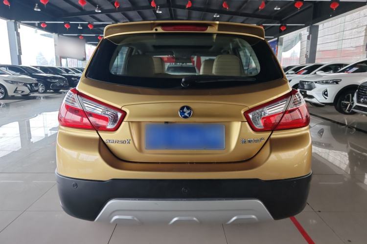 Used Venucia R50X 2015 1.6L Automatic Luxury Edition Exterior 4
