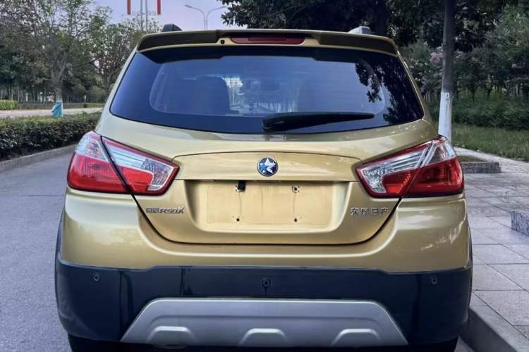 Used Venucia R50X 2015 1.6L Automatic Luxury Edition Exterior 4