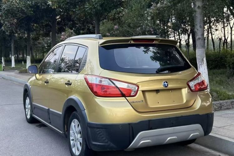 Used Venucia R50X 2015 1.6L Automatic Luxury Edition Exterior 5