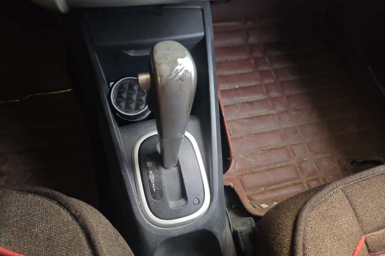 Used Venucia R50X 2015 1.6L Automatic Luxury Edition Gear Lever