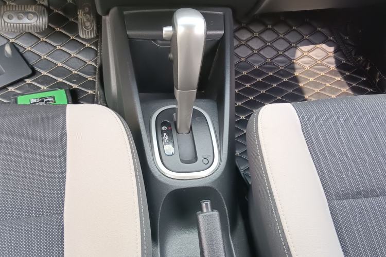 Used Venucia R50X 2015 1.6L Automatic Luxury Edition Gear Lever