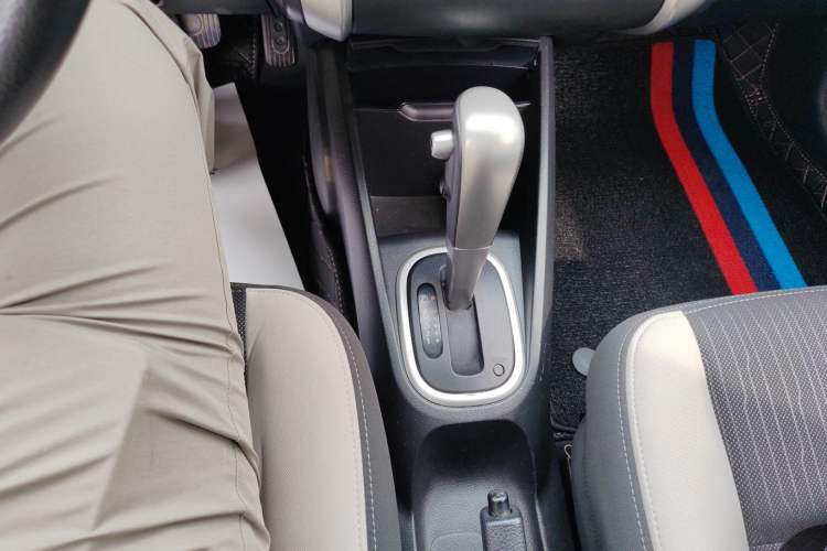 Used Venucia R50X 2015 1.6L Automatic Luxury Edition Gear Lever