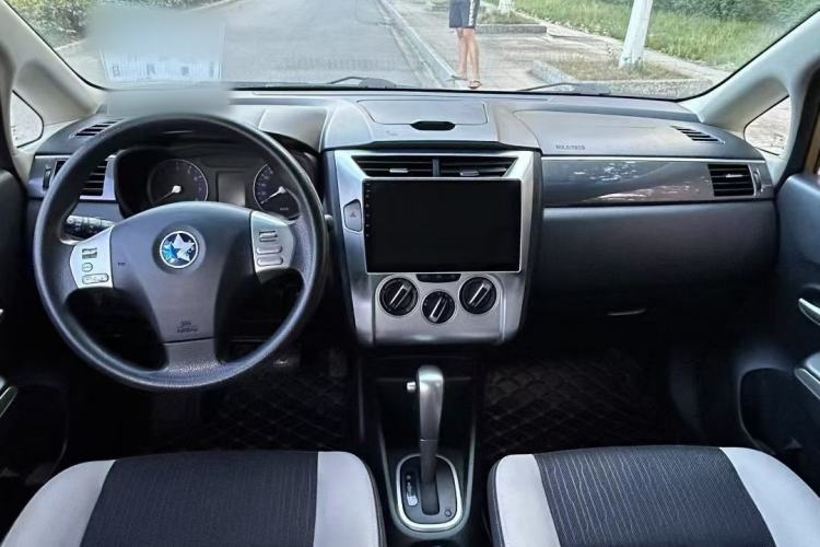 Used Venucia R50X 2015 1.6L Automatic Luxury Edition Interior 1