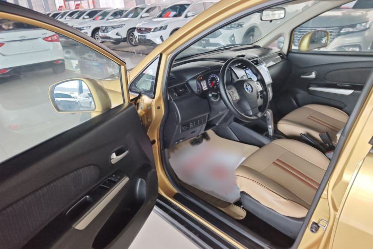 Used Venucia R50X 2015 1.6L Automatic Luxury Edition Interior 2