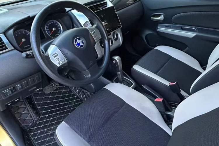 Used Venucia R50X 2015 1.6L Automatic Luxury Edition Interior 3