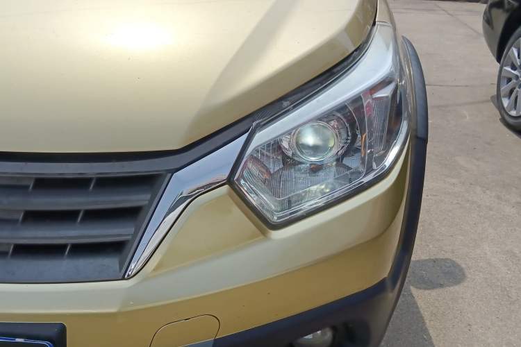Used Venucia R50X 2015 1.6L Automatic Luxury Edition Left Front Headlight
