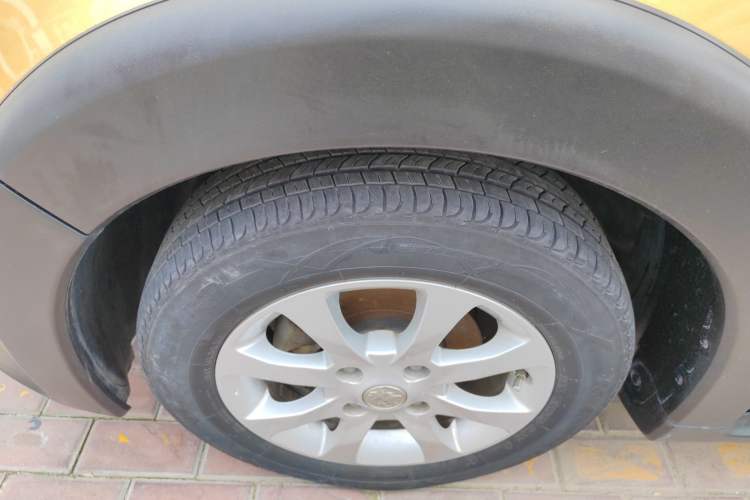 Used Venucia R50X 2015 1.6L Automatic Luxury Edition Left Front Wheel Hub