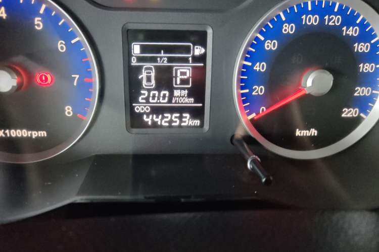 Used Venucia R50X 2015 1.6L Automatic Luxury Edition Odometer Close Up