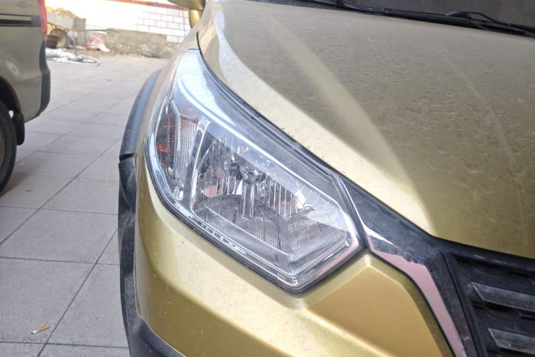 Used Venucia R50X 2015 1.6L Automatic Luxury Edition Right Front Headlight