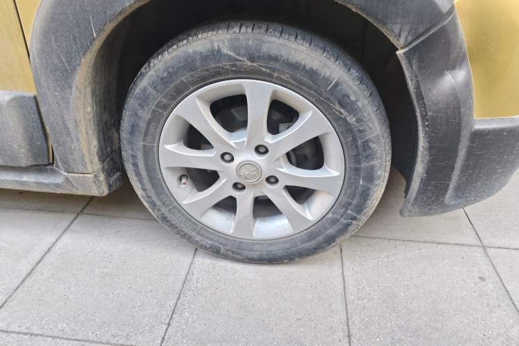 Used Venucia R50X 2015 1.6L Automatic Luxury Edition Right Front Wheel Hub