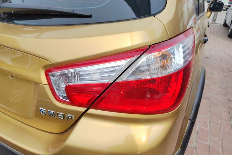 Used Venucia R50X 2015 1.6L Automatic Luxury Edition Right Rear Taillight