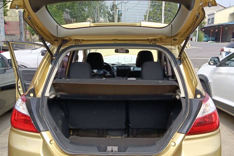 Used Venucia R50X 2015 1.6L Automatic Luxury Edition Trunk