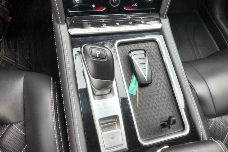 Used Venucia Star 2020 260T Automatic 48V Mild Hybrid Turbocharged Starry Edition Gear Lever