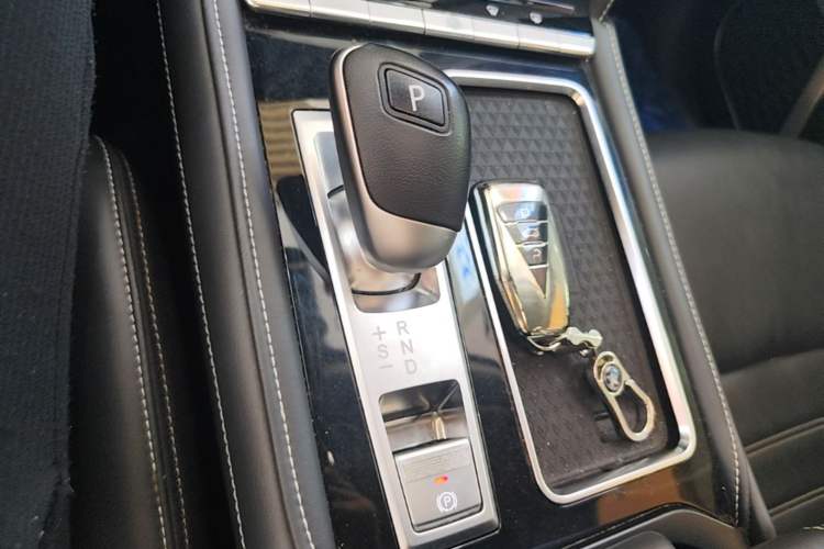 Used Venucia Star 2020 260T Automatic 48V Mild Hybrid Turbocharged Star Edition Gear Lever