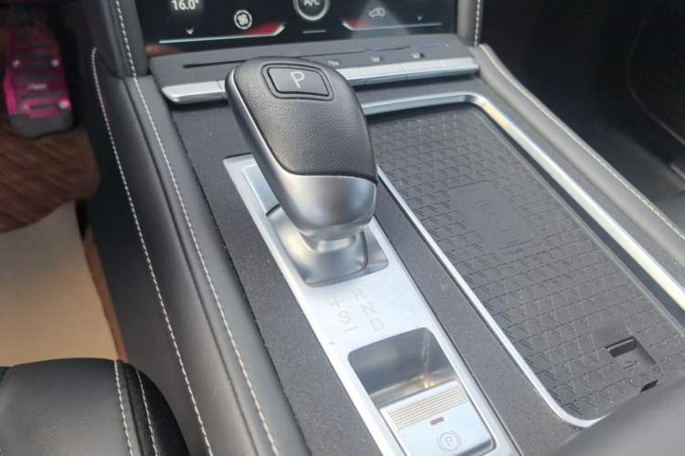 Used Venucia Star 2020 260T Automatic 48V Mild Hybrid Turbocharged Starry Edition Gear Lever