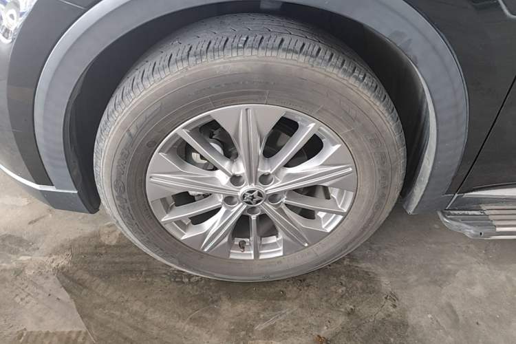 Used Venucia Star 2020 260T Automatic 48V Mild Hybrid Turbocharged Star Edition Left Front Wheel Hub