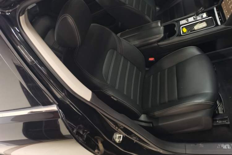 Used Venucia Star 2020 260T Automatic 48V Mild Hybrid Turbocharged Star Edition Right Front Seat
