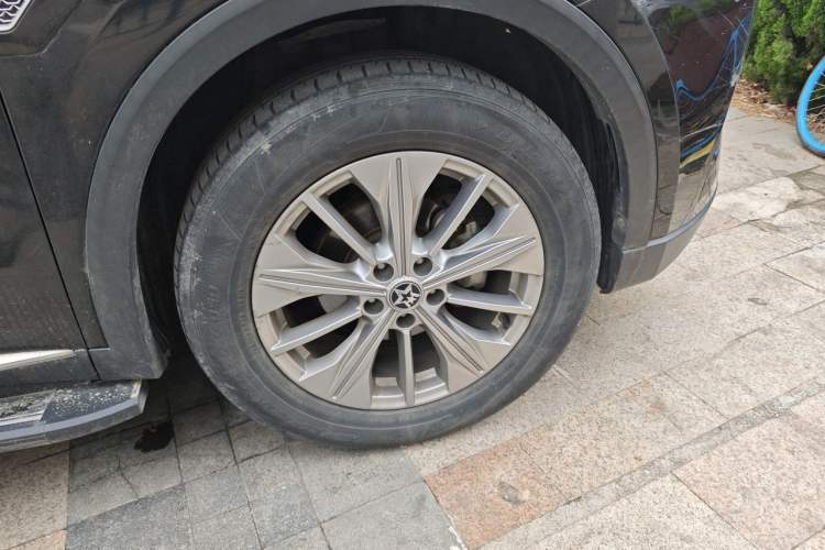 Used Venucia Star 2020 260T Automatic 48V Mild Hybrid Turbocharged Star Edition Right Front Wheel Hub
