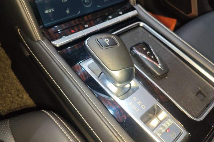 Used Venucia Star 2020 260T Automatic 48V Mild Hybrid Turbocharged Star Edition Gear Lever