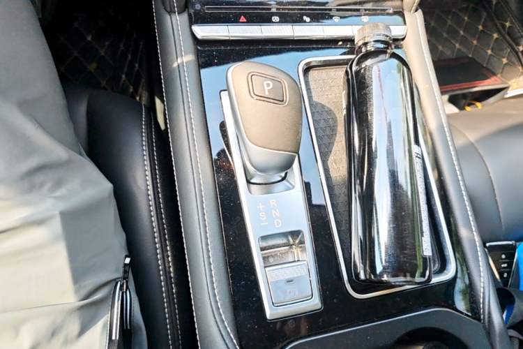 Used Venucia Star 2020 260T Automatic 48V Mild Hybrid Turbocharged Starry Edition Gear Lever
