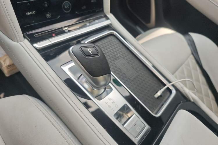 Used Venucia Star 2020 260T Automatic 48V Mild Hybrid Turbocharged Starry Edition Gear Lever
