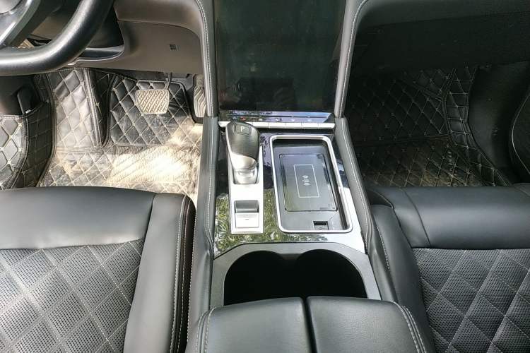 Used Venucia Star 2020 260T Automatic 48V Mild Hybrid Turbocharged Starry Edition Gear Lever