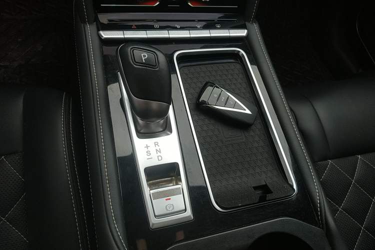 Used Venucia Star 2020 260T Automatic 48V Mild Hybrid Turbocharged Starry Edition Gear Lever