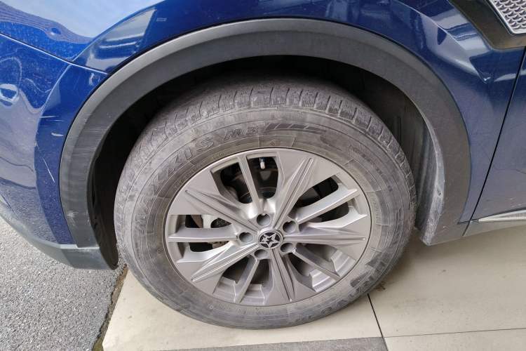Used Venucia Star 2020 260T Automatic 48V Mild Hybrid Turbocharged Star Edition Left Front Wheel Hub