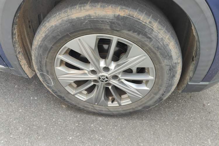 Used Venucia Star 2020 260T Automatic 48V Mild Hybrid Turbocharged Star Edition Right Front Wheel Hub