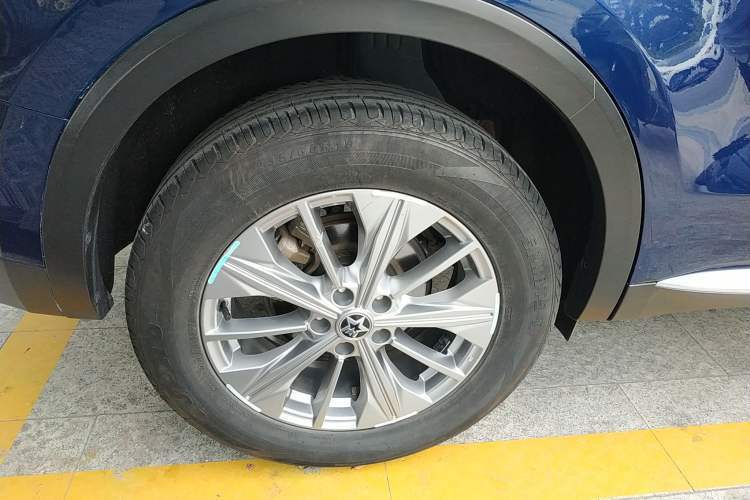 Used Venucia Star 2020 260T Automatic 48V Mild Hybrid Turbocharged Star Edition Right Rear Wheel Hub